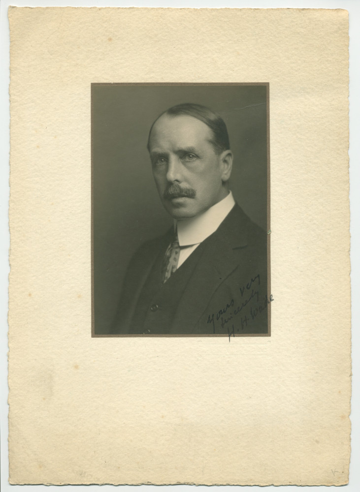 Photographie dédicacée «yours very sincerely» du colonel H. H. Wade, membre de la Mission militaire anglaise envoyée en Pologne à la fin de la Première Guerre mondiale