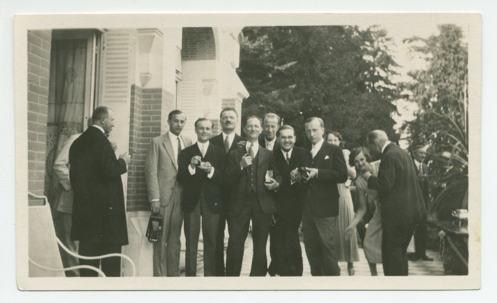 Photographie des disciples polonais de Paderewski (de gauche à droite) Miecio Jodko, ?, Albert Tadlewski, Aleksander Brachocki (seul américain), ?, Stanis?aw Szpinalski et Henryk Sztompka, sur la terrasse de Riond-Bosson, vers 1929 – extraite d'un album de