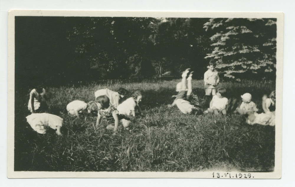 Photographie d'enfants, tout de blanc vêtus, jouant dans le parc de Riond-Bosson, le 13 juin 1929 – extraite d'un album de la famille Obuchowicz