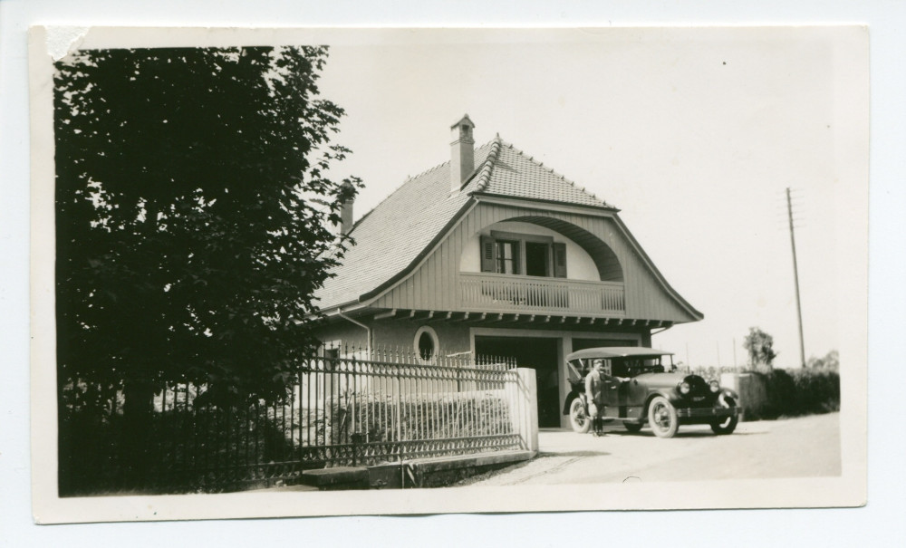 Photographie du garage de Riond-Bosson, avec devant l'une des voitures de Paderewski et son chauffeur Silvio Mongini