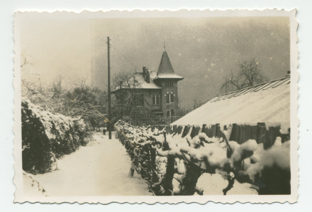 Photographie de la maison du jardinier et des serres de la propriété de Riond-Bosson sous la neige – extraite d'un album de la famille Obuchowicz
