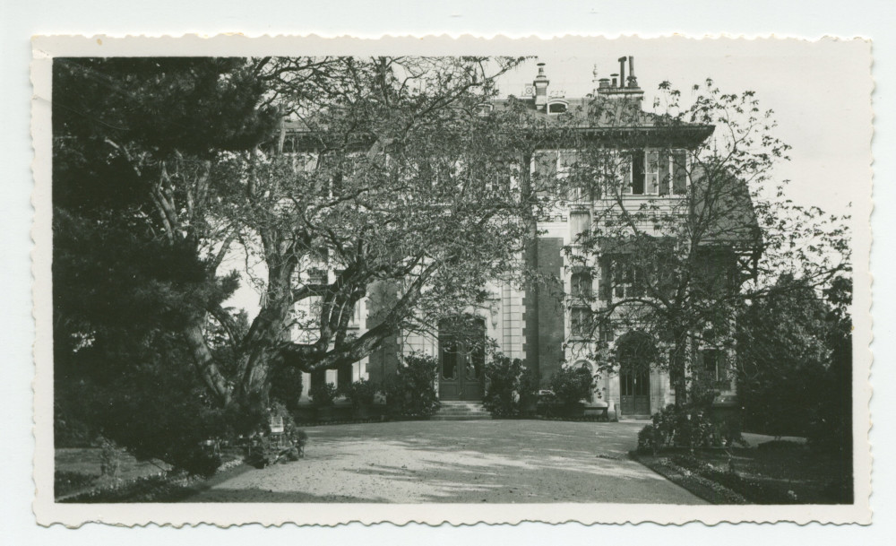 Photographie de la villa de Riond-Bosson depuis le nord, avec l'entrée principale, l'entrée des domestiques (à droite) et le catalpa (arbre «trompette») dissimulant une partie de la façade, vers 1932-1933 – extraite d'un album de la famille Obuchowicz