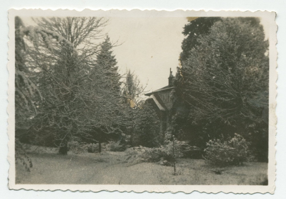Photographie de la villa de Riond-Bosson prise depuis l'ouest, sous la neige, avec des arbres au premier plan – extraite d'un album de la famille Obuchowicz