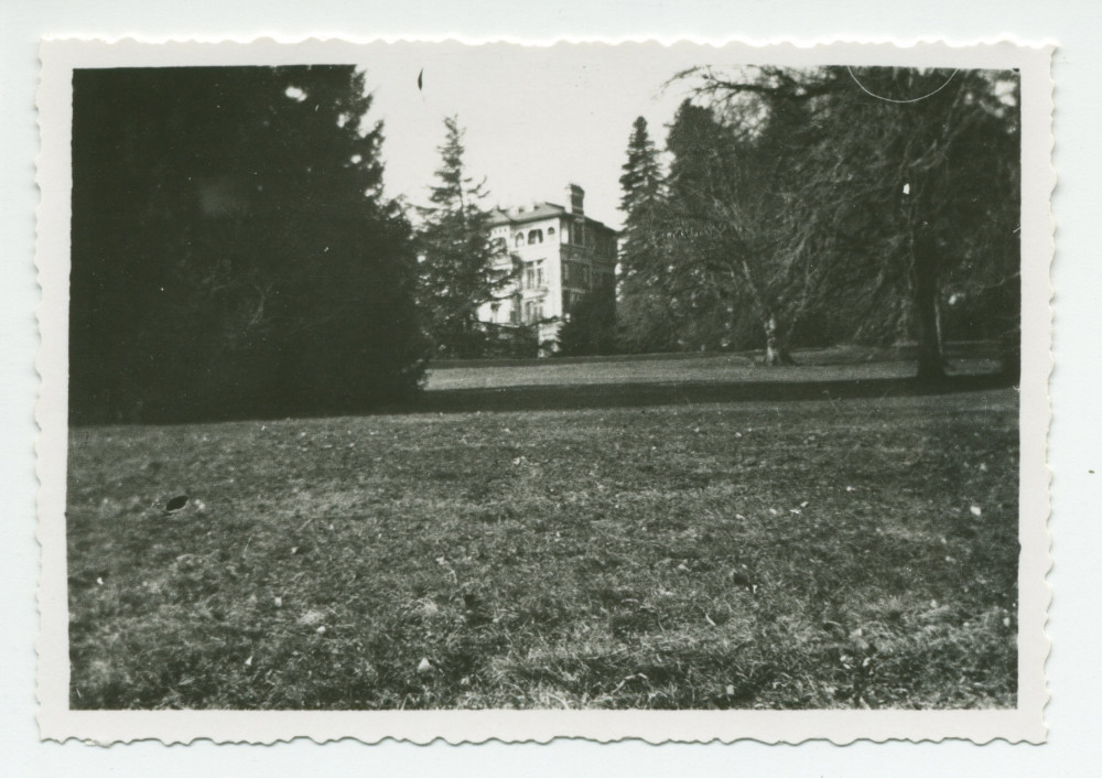 Photographie de la villa de Riond-Bosson depuis le sud-est, partiellement dissimulée par les arbres, avec le parc au premier plan – extraite d'un album de la famille Obuchowicz
