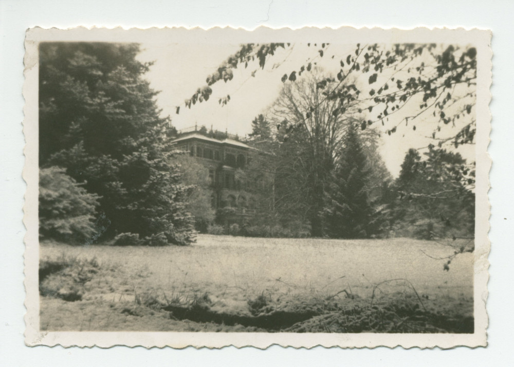Photographie de la villa de Riond-Bosson prise depuis le sud-ouest, avec des arbres au premier plan – extraite d'un album de la famille Obuchowicz