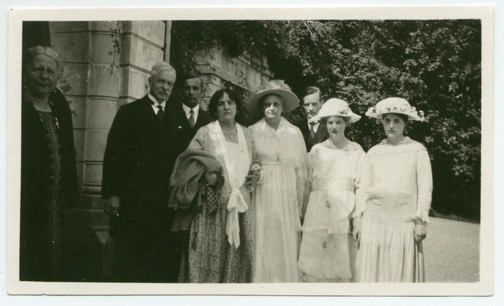 Photographie d'Hélène Paderewska avec la famille du Dr Dunham, Mme Rembielinska et Miecio Jodko dans le parc de Riond-Bosson, devant la villa, lors d'une fête de la Saint-Ignace (31 juillet) vers 1925
