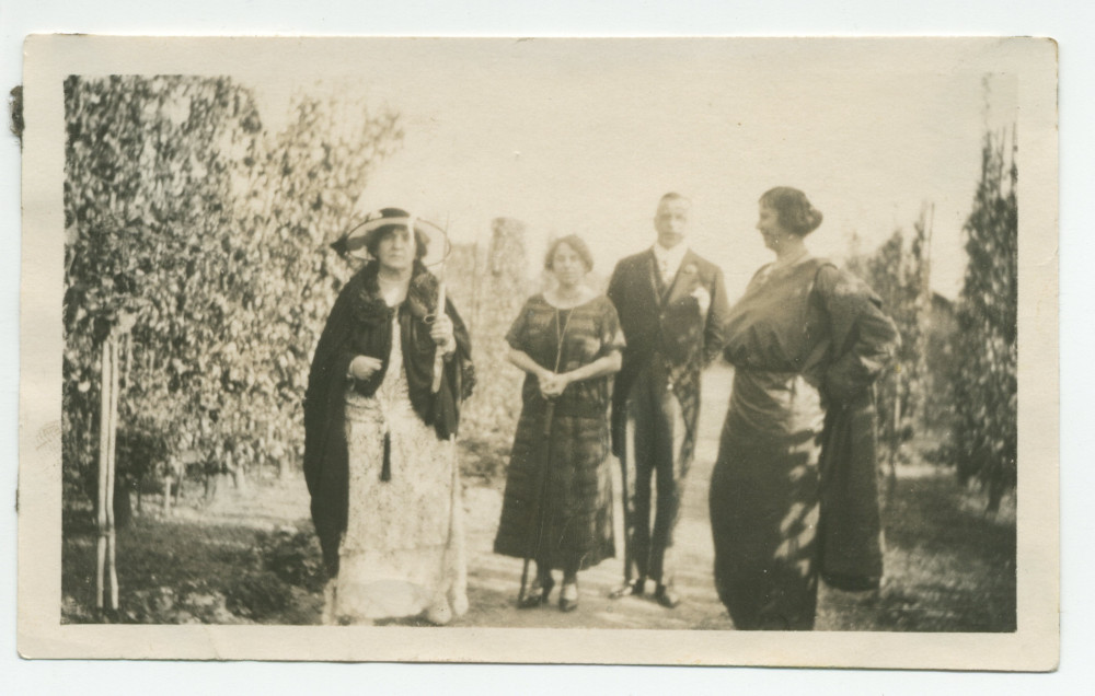 Photographie d'Hélène Paderewska se promenant dans le parc de Riond-Bosson avec une ombrelle, en compagnie notamment de sa demi-sœur Barbara Obuchowicz