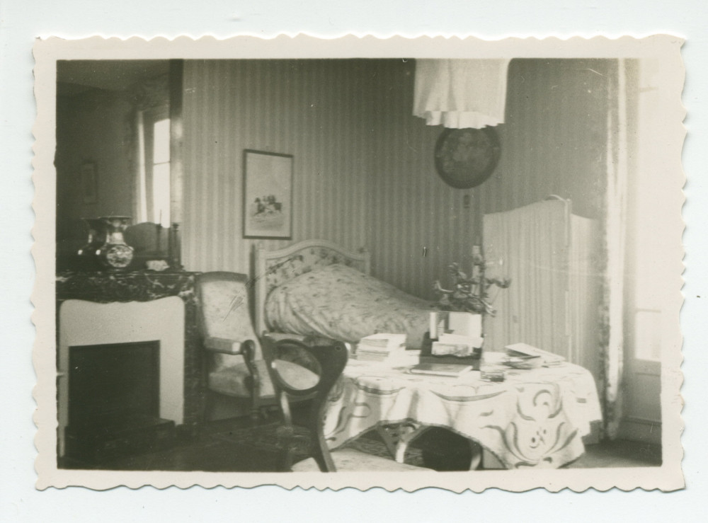 Photographie d'une chambre à coucher de Riond-Bosson – extraite d'un album de la famille Obuchowicz