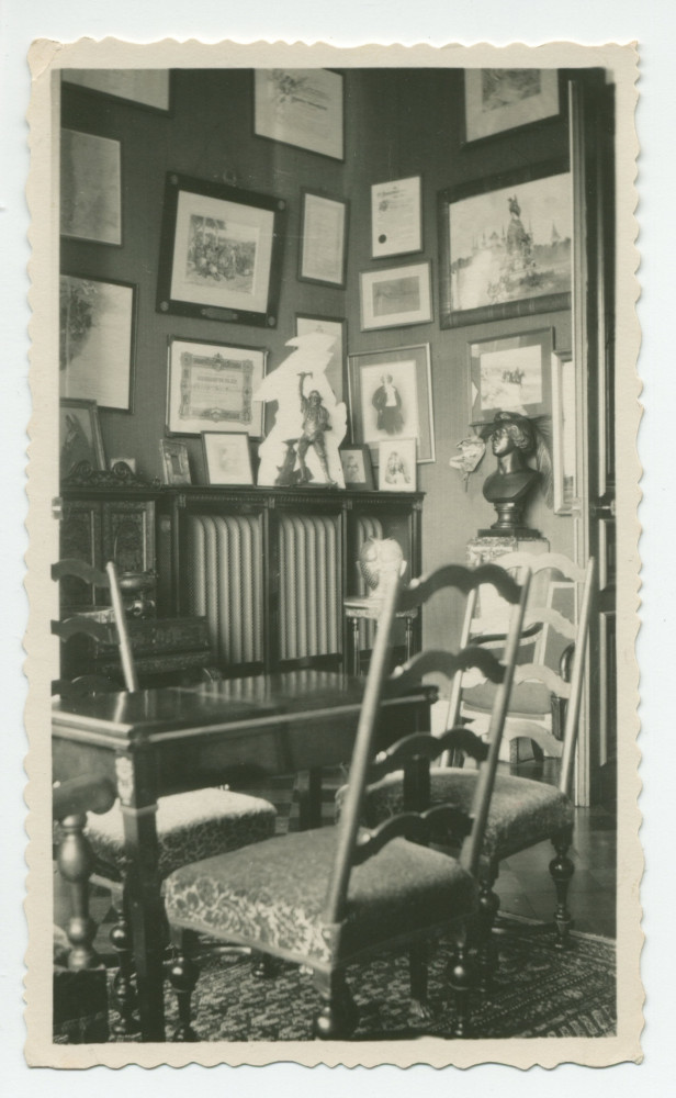 Photographie d'un coin du cabinet des trophées du salon de Riond-Bosson, avec de nombreux encadrements – extraite d'un album de la famille Obuchowicz