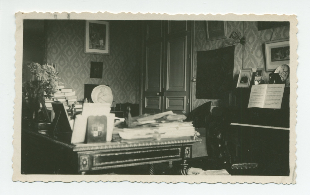 Photographie du studio de Paderewski à Riond-Bosson avec à gauche son bureau recouvert de documents et à droite le piano droit Erard – extraite d'un album de la famille Obuchowicz