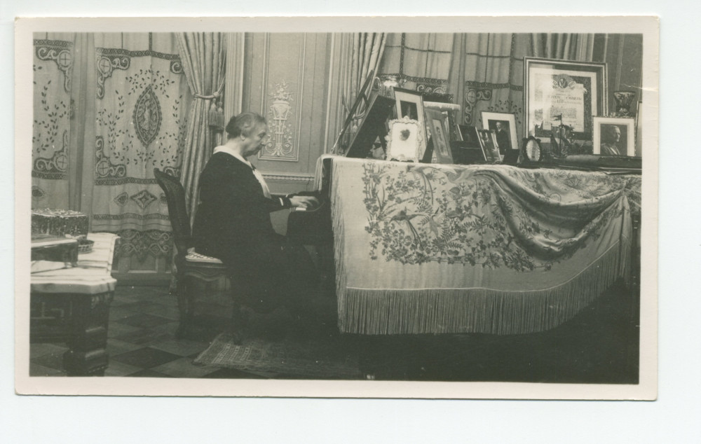 Photographie d'Antonina Wilkonska au piano dans le salon de Riond-Bosson – extraite d'un album de la famille Obuchowicz