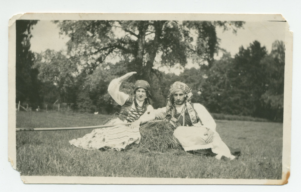 Photographie de deux jeunes gens en costumes de paysans polonais dans le parc de la propriété de Riond-Bosson – extraite d'un album de la famille Obuchowicz