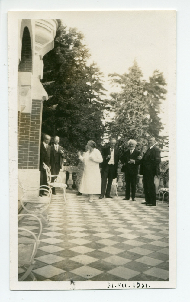 Photographie (de gauche à droite) d'Henryk Opienski, le sculpteur François Black, Antonina Wilkonska, un homme non identifié et les frères Jean et René Morax, sur la terrasse de Riond-Bosson, lors de la fête de la Saint-Ignace le 31 juillet 1931
