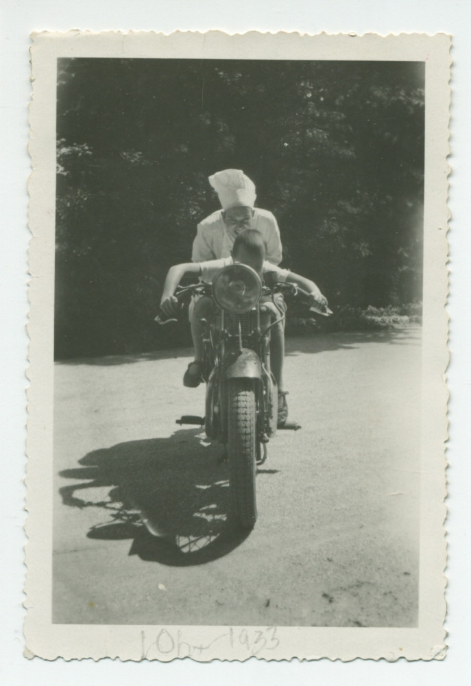 Photographie d'Ignace Obuchowicz (filleul de Paderewski) faisant de la moto dans le parc de Riond-Bosson en compagnie d'un cuisinier, en 1933 – extraite d'un album de la famille Obuchowicz