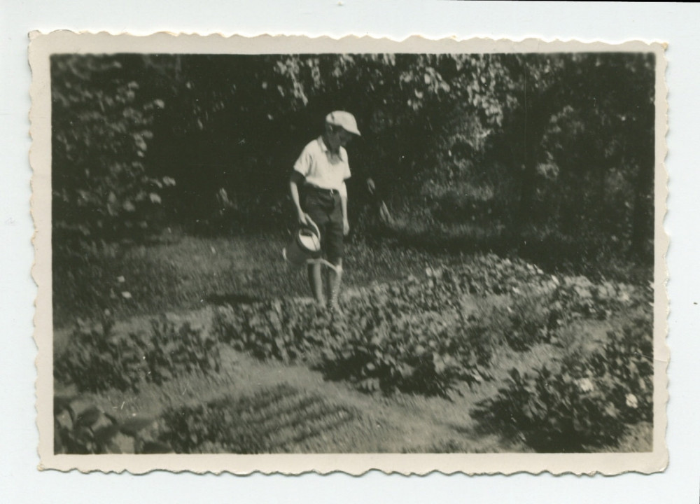 Photographie d'Ignace Obuchowicz (filleul de Paderewski) arrosant son potager dans le parc de Riond-Bosson, en 1934 – extraite d'un album de la famille Obuchowicz