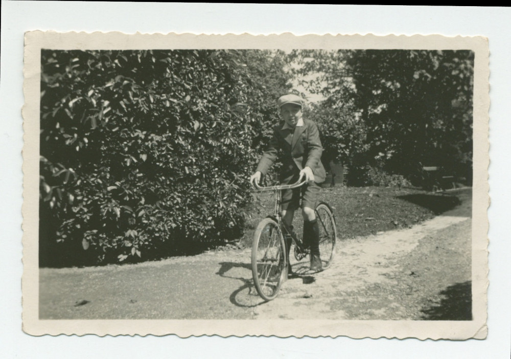 Photographie d'Ignace Obuchowicz (filleul de Paderewski) faisant du vélo dans le parc de Riond-Bosson, en 1933 – extraite d'un album de la famille Obuchowicz