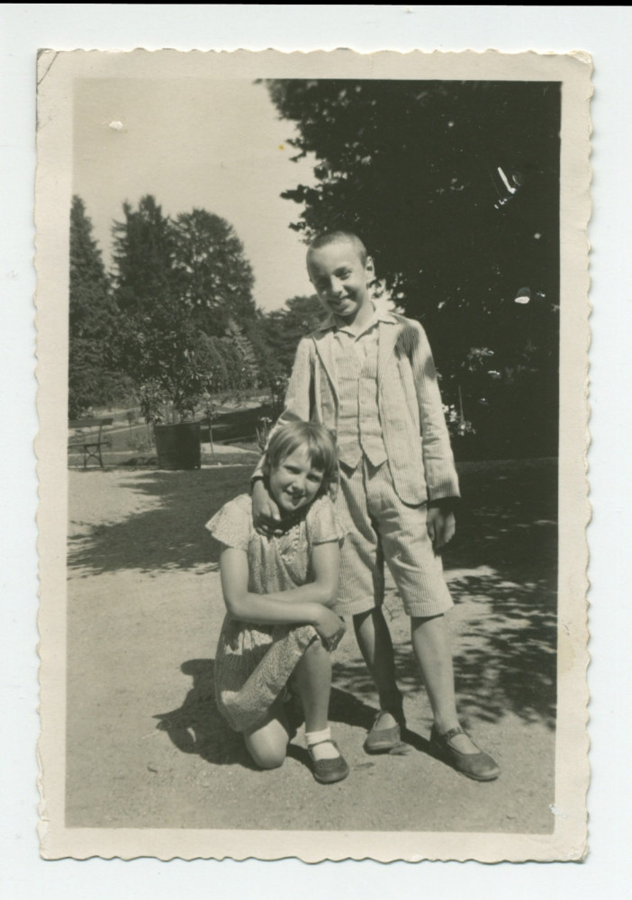 Photographie d'Ignace Obuchowicz (filleul de Paderewski) avec Anne Strakacz (fille de Sylwin, secrétaire de Paderewski) dans le parc de Riond-Bosson, en 1934 – extraite d'un album de la famille Obuchowicz