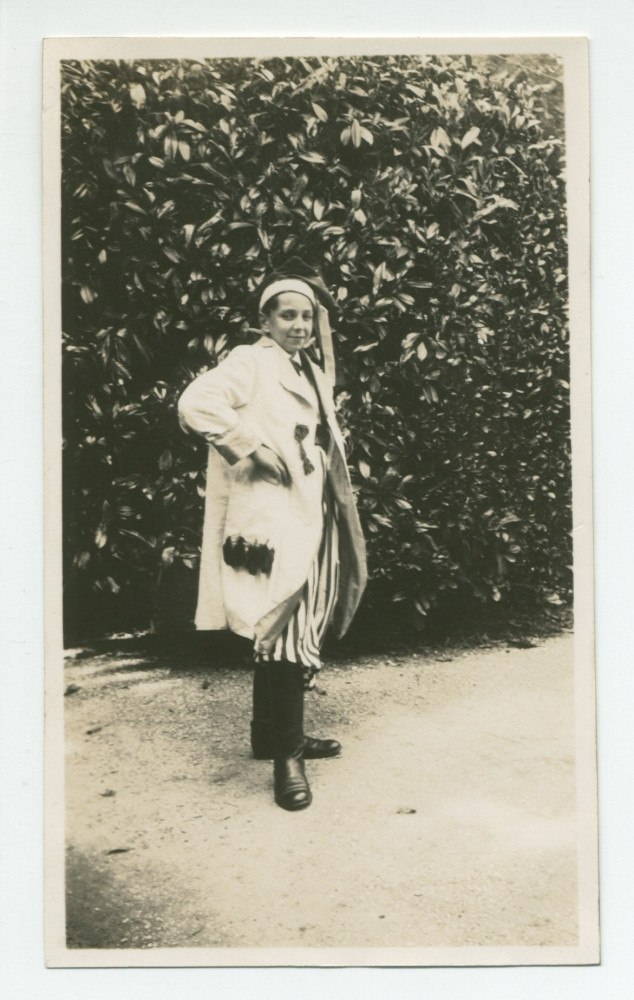 Photographie d'Ignace Obuchowicz (filleul de Paderewski) en costume traditionnel polonais dans le parc de Riond-Bosson, en 1936 – extraite d'un album de la famille Obuchowicz