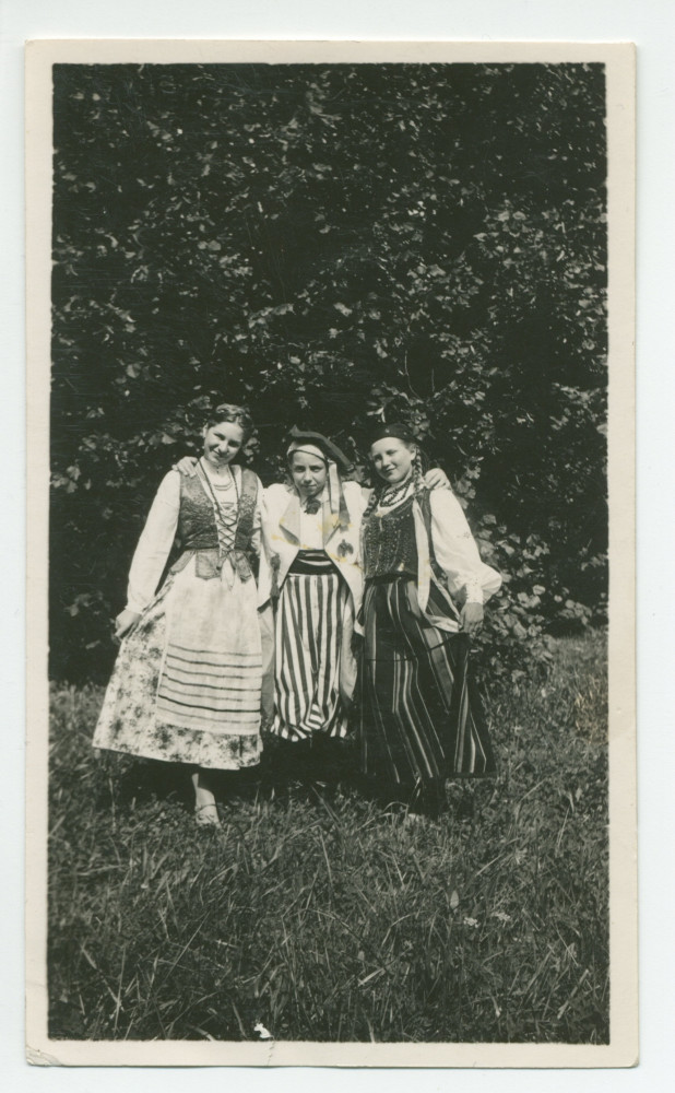 Photographie d'Ignace Obuchowicz (filleul de Paderewski) en costume traditionnel polonais, en compagnie de deux autres enfants, dans le parc de Riond-Bosson – extraite d'un album de la famille Obuchowicz