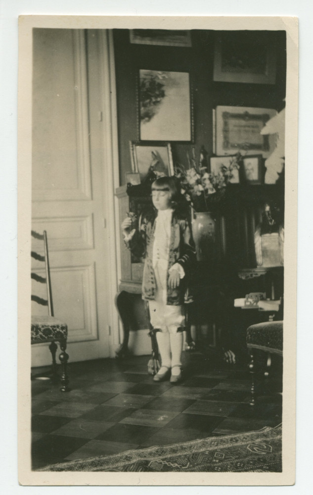 Photographie d'Ignace Obuchowicz (filleul de Paderewski) en costume traditionnel polonais dans le cabinet aux trophées du salon de Riond-Bosson – extraite d'un album de la famille Obuchowicz