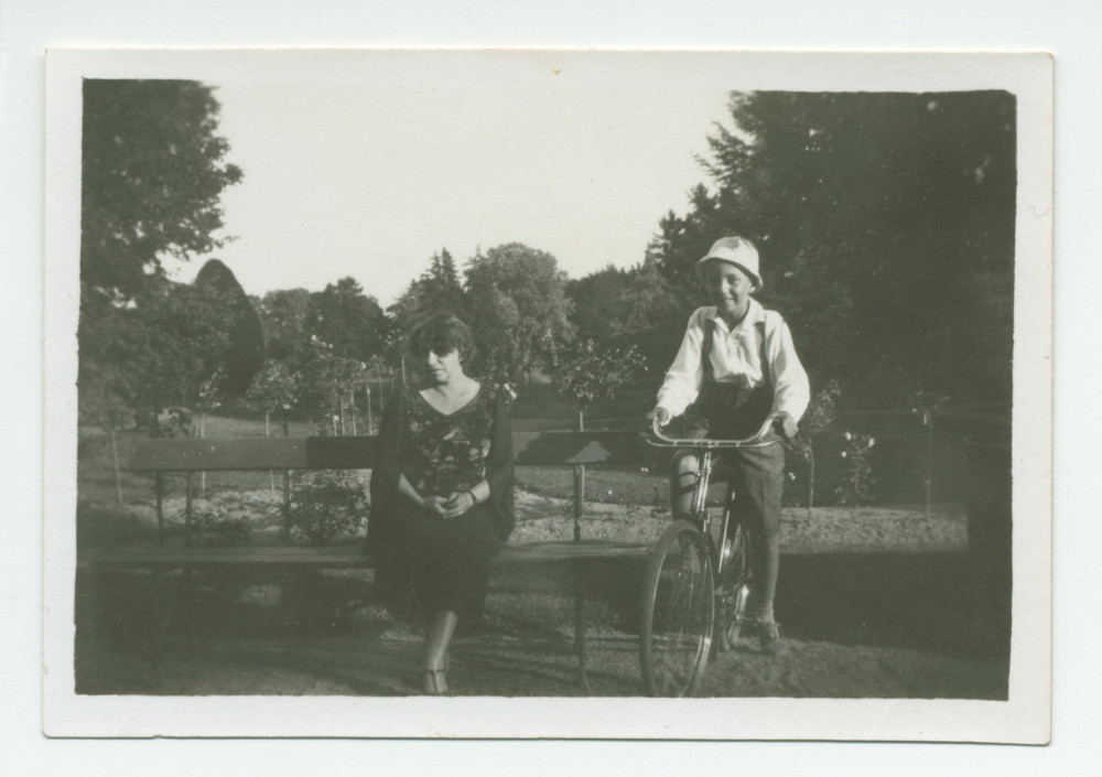 Photographie d'Ignace Obuchowicz (filleul de Paderewski) faisant du vélo en compagnie de sa mère Barbara (demi-sœur d'Hélène Paderewska), dans le parc de Riond-Bosson – extraite d'un album de la famille Obuchowicz