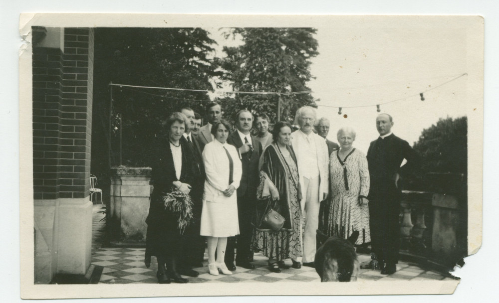 Photographie d'Hélène et Ignace Paderewski avec la famille du Dr Dunham, Barbara Obuchowicz et son mari (?), Mme Rembielinska et Miecio Jodko sur la terrasse de Riond-Bosson, lors d'une fête de la Saint-Ignace (31 juillet) vers 1927