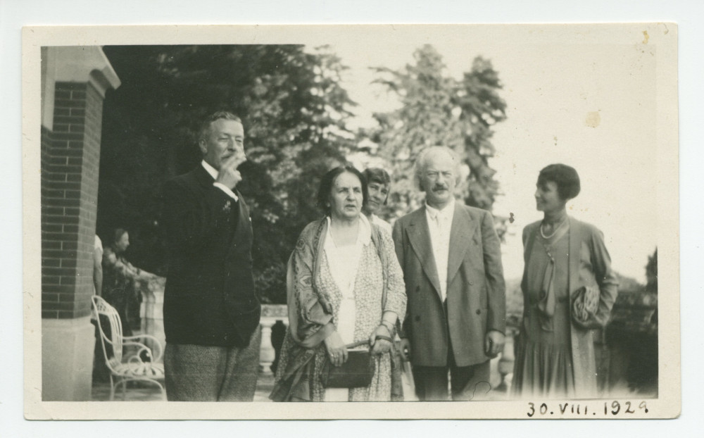 Photographie d'Hélène et Ignace Paderewski en compagnie d'un homme et d'une femme non identifiés sur la terrasse de Riond-Bosson, le 30 août 1929