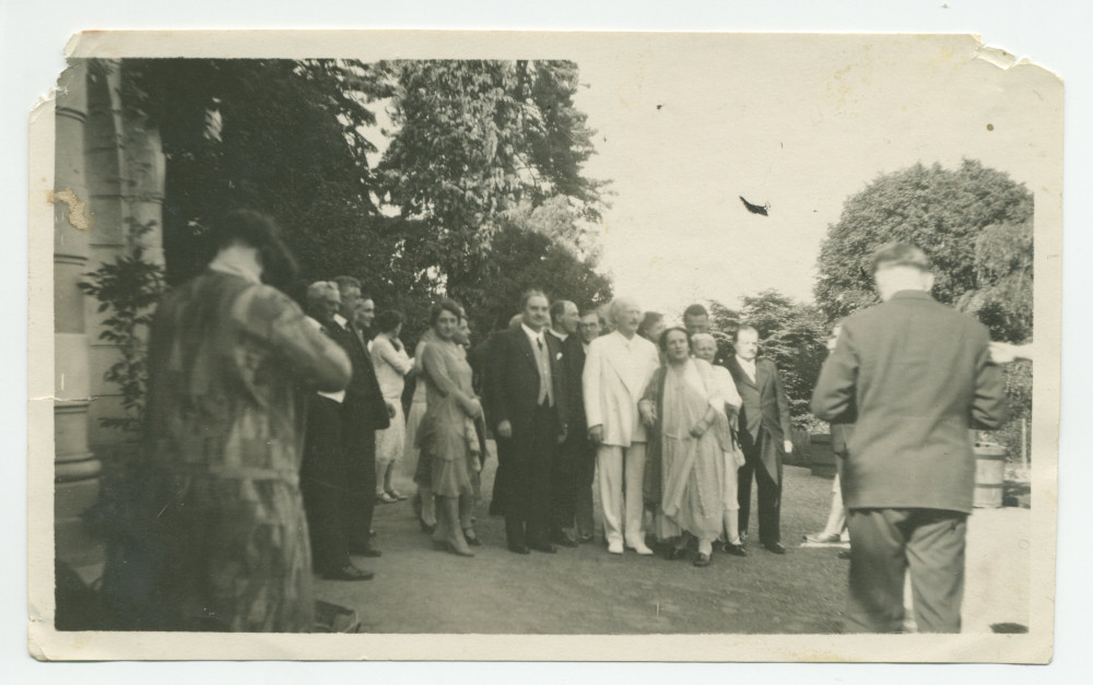 Photographie d'Hélène et Ignace Paderewski dans le parc de Riond-Bosson, entourés d'invités lors de la fête de la Saint-Ignace (31 juillet) 1929 – extraite d'un album de la famille Obuchowicz