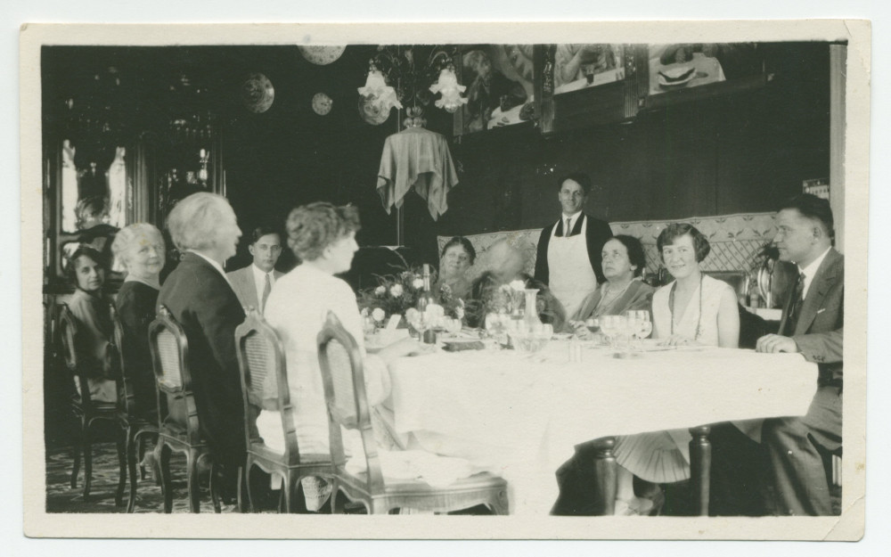 Photographie d'un repas en famille à la salle à manger de Riond-Bosson en 1931 – extraite d'un album de la famille Obuchowicz