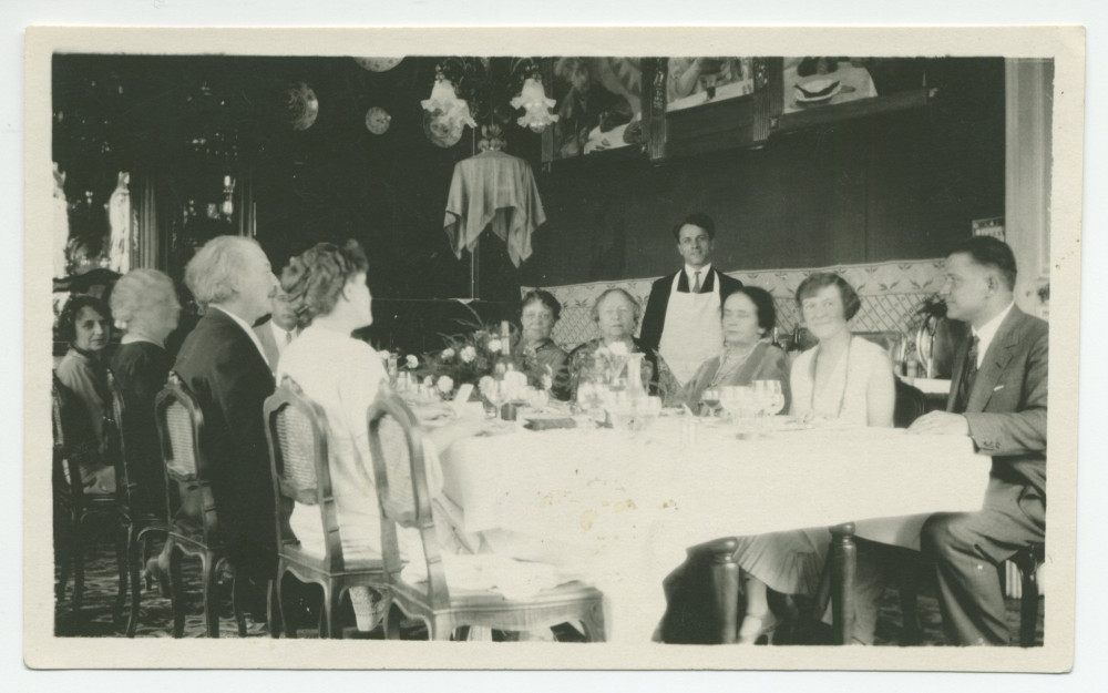 Photographie d'un repas en famille à la salle à manger de Riond-Bosson en 1931 – extraite d'un album de la famille Obuchowicz