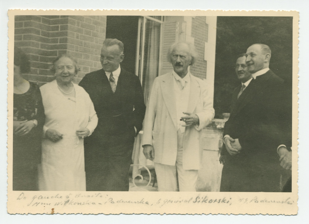Photographie de Paderewski sur la terrasse de Riond-Bosson, en compagnie de sa sœur Antonina Wilkonska, du général Sikorski, du sculpteur François Black et d'un ecclésiastique, en 1936