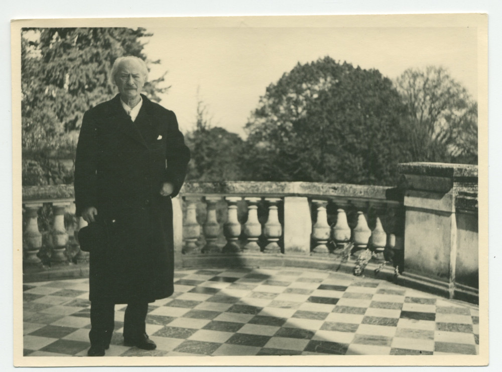 Photographie de Paderewski sur la terrasse de Riond-Bosson en 1938, manteau noir et chapeau à la main – extraite d'un album de la famille Obuchowicz