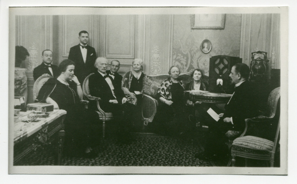 Photographie de Paderewski écoutant ses œuvres diffusées par Radio Varsovie en compagnie (entre autres) d'Henryk et Lydia Opienski, Alfred Broniarski et Jan Modzelewski, dans les salons de Riond-Bosson