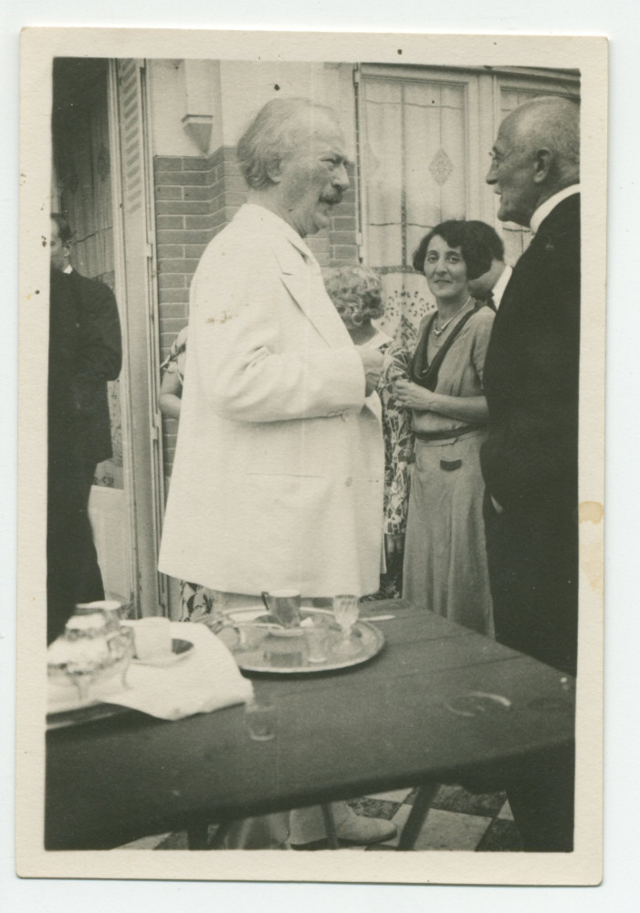 Photographie de Paderewski prenant le café avec un homme non identifié sur la terrasse de Riond-Bosson