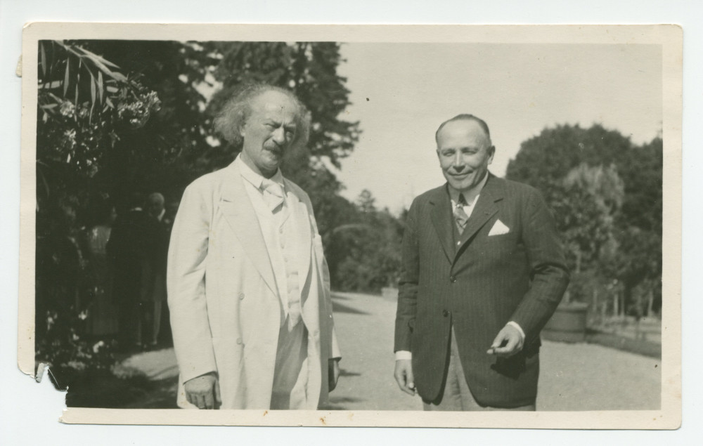 Photographie de Paderewski sur la terrasse de Riond-Bosson en compagnie de l'ambassadeur de Pologne à Paris, Alfred Chlapowski