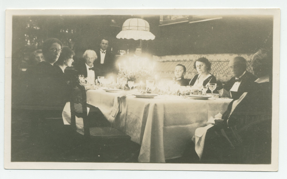 Photographie d'un dîner de Noël dans la salle à manger de Riond-Bosson avec Hélène Lübke, Barbara Obuchowicz et son fils Ignace, et Henryk Opienski