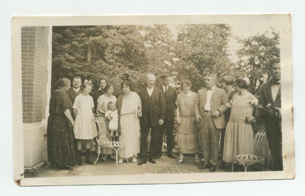 Photographie de groupe sur la terrasse de Riond-Bosson, avec au centre Hélène et Ignace Paderewski, et la sœur de ce dernier Antonina Wilkonska