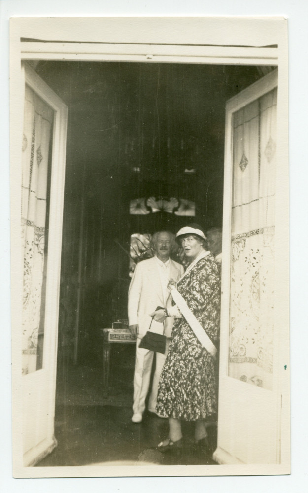 Photographie de Paderewski avec une femme non identifiée prise à travers la porte de la terrasse de Riond-Bosson