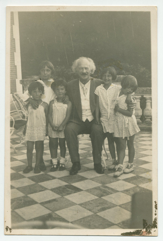 Photographie de Paderewski entouré des jumelles Tadlewski, des filles Dygat et de son neveu Ignace Obuchowicz (filleul de Paderewski et fils de la demi-sœur d'Hélène Paderewska) sur la terrasse de Riond-Bosson, en 1930 – 2e tirage détouré