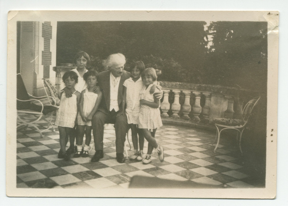 Photographie de Paderewski entouré des jumelles Tadlewski, des filles Dygat et de son neveu Ignace Obuchowicz (filleul de Paderewski et fils de la demi-sœur d'Hélène Paderewska) sur la terrasse de Riond-Bosson, en 1930