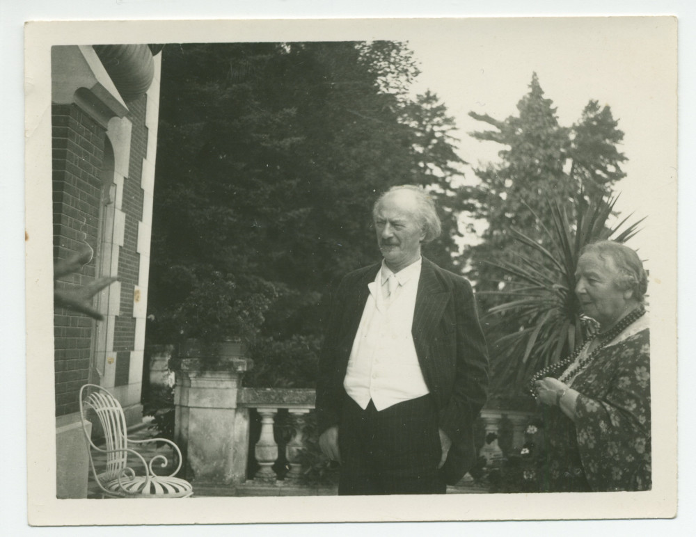 Photographie d'Ignace Paderewski avec sa sœur Antonina Wilkonska (de profil) sur la terrasse de Riond-Bosson – extraite d'un album de la famille Obuchowicz