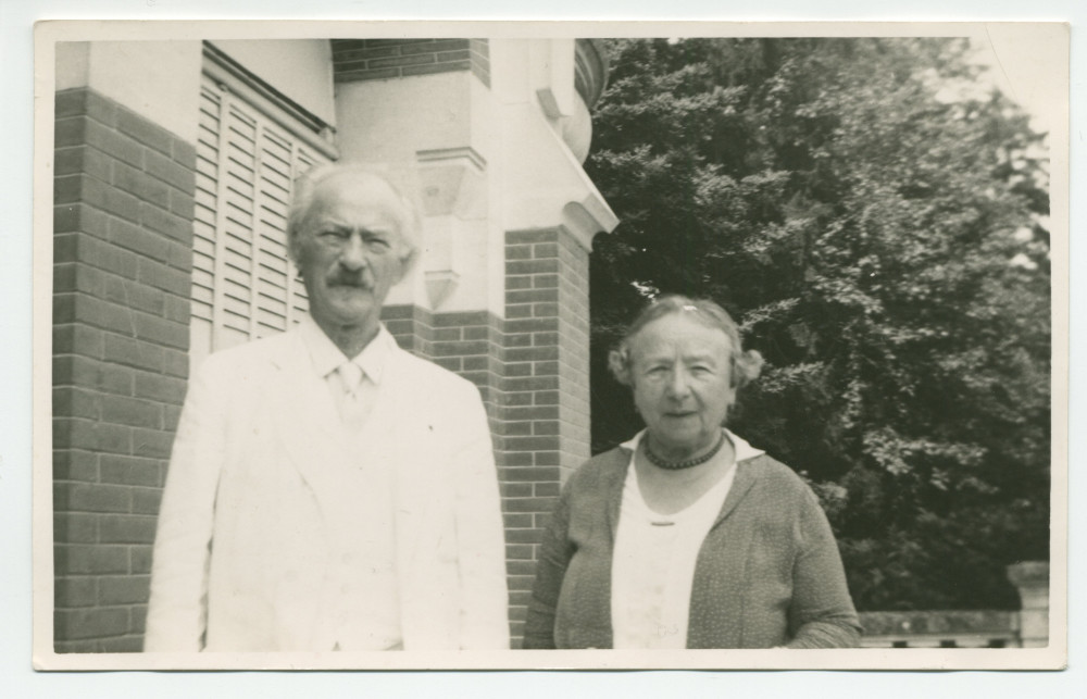 Photographie d'Ignace Paderewski avec sa sœur Antonina Wilkonska sur la terrasse de Riond-Bosson – extraite d'un album de la famille Obuchowicz