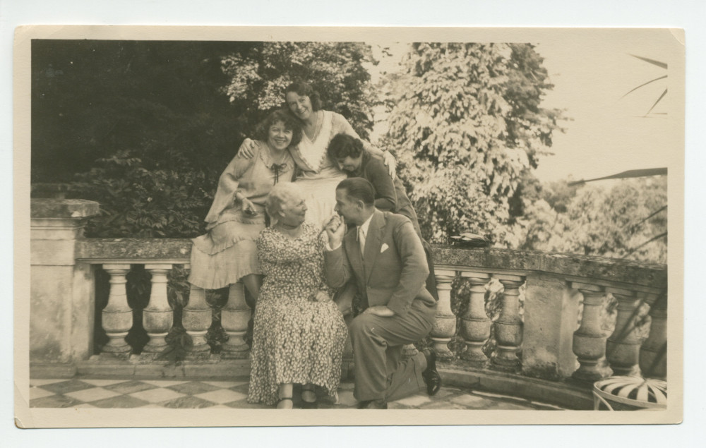 Photographie de Sylwin Strakacz, secrétaire de Paderewski, tout sourire, sur la terrasse de Riond-Bosson, entouré de Mme Rembielinska, Hélène Lübke, son épouse et Barbara Obuchowicz