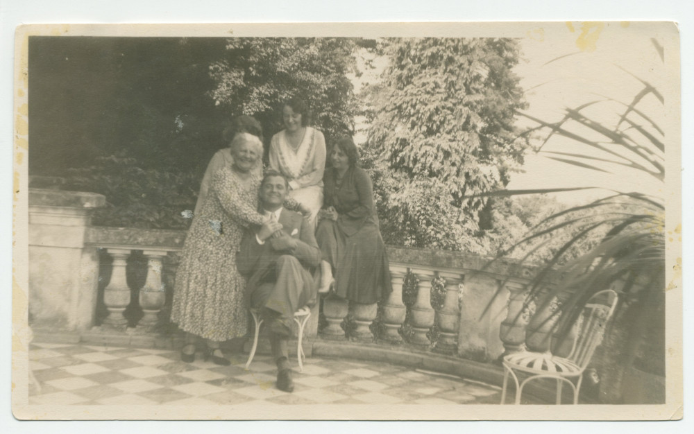 Photographie de Sylwin Strakacz, secrétaire de Paderewski, tout sourire, sur la terrasse de Riond-Bosson, entouré de Mme Rembielinska, Hélène Lübke, son épouse et Barbara Obuchowicz