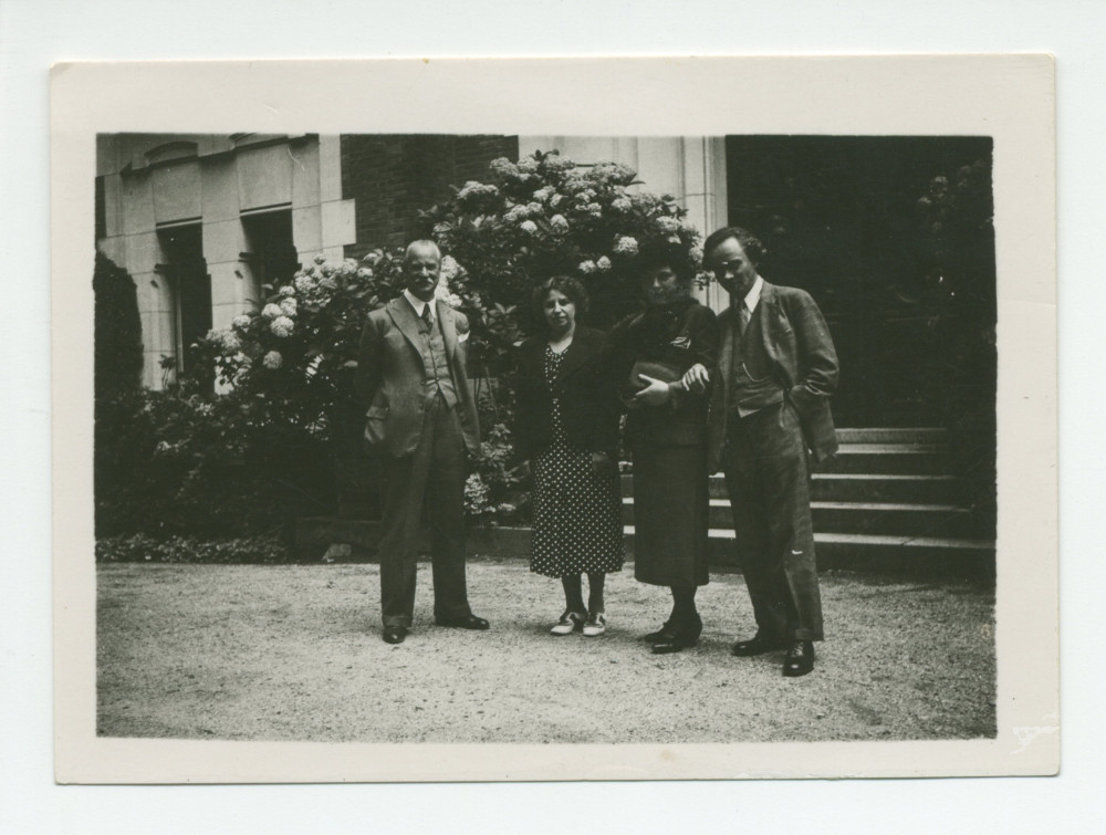 Photographie du pianiste Józef Turczynski, son épouse, Barbara Obuchowicz (demi-sœur d'Hélène Paderewska) et un homme non identifié, devant l'entrée principale de Riond-Bosson – extraite d'un album de la famille Obuchowicz