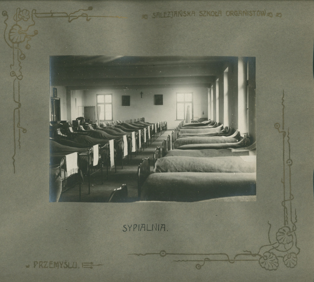 Album de présentation de l'Oratoire (école) salésien pour organistes de Przemysl, réalisé à l'occasion de l'année scolaire 1922-1923 – page 10: photographie du dortoir