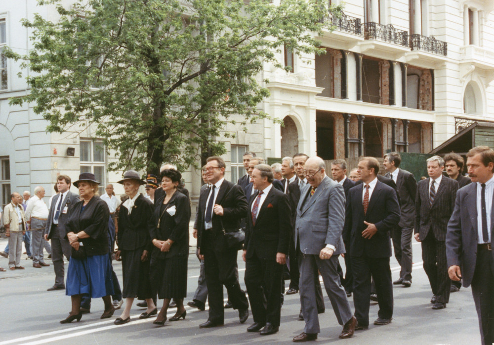 Reportage photographique de la translation de la dépouille mortelle de Paderewski du cimetière national d'Arlington à la cathédrale Saint-Jean de Varsovie, au début de l'été 1992