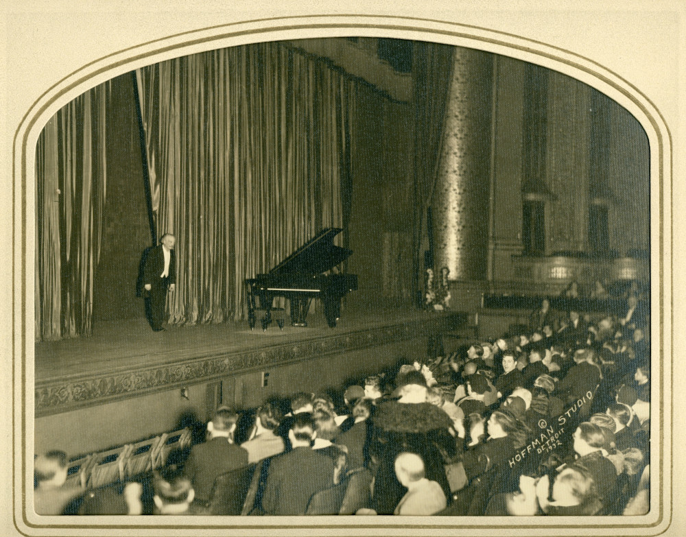 Photographie de Paderewski entrant sur scène lors d'un récital à Détroit en 1932, dans une luxueuse fourre cartonnée du Hoffman Studio