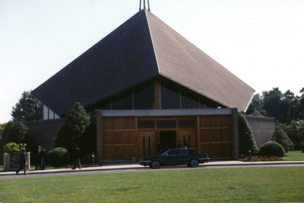 Reportage photographique de la translation de la dépouille mortelle de Paderewski du cimetière national d'Arlington à la cathédrale Saint-Jean de Varsovie, au début de l'été 1992