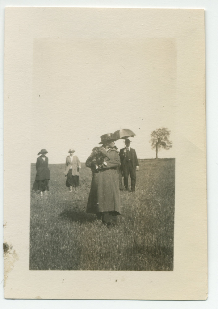 Photographie de la fidèle gouvernante Augusta, avec dans ses bras le chien Ping, sur les terres du «Rancho Santa Helena» à Paso Robles, en Californie, en avril 1921